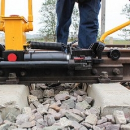 Hydraulic Rail Pulling and Pushing Device